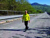 A piedi sul ponte Sente chiuso per donare il sangue