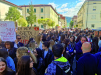 Sanità, studenti in piazza contro il taglio del Punto nascita