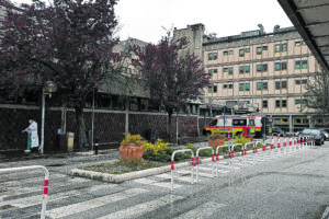 Notti di violenza a Isernia: caos nel centro storico tra risse e bottiglie volanti