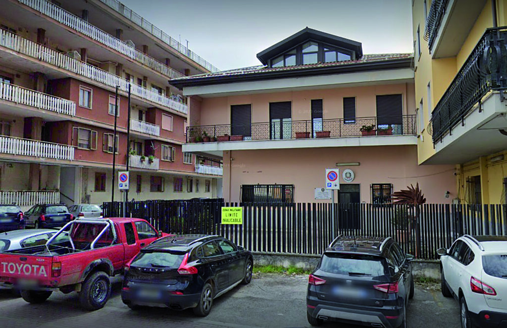 Fingono di aver bisogno di aiuto e tentano di rubargli l’auto, indagano i Carabinieri