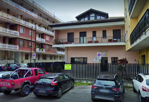 Fingono di aver bisogno di aiuto e tentano di rubargli l’auto, indagano i Carabinieri