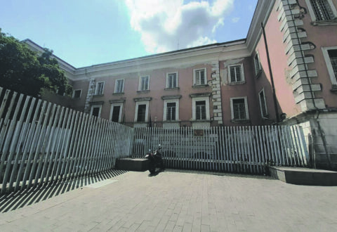 Ancora violenza in carcere, detenuto aggredisce due agenti: trasportati al Ps