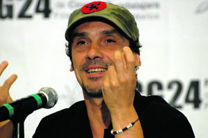 24/03/09 El cantante y activista social Manu Chau en rueda de prensa ofrecida el dia de hoy donde hablo de muchos temas entre ellos  musica, politica y cine.
