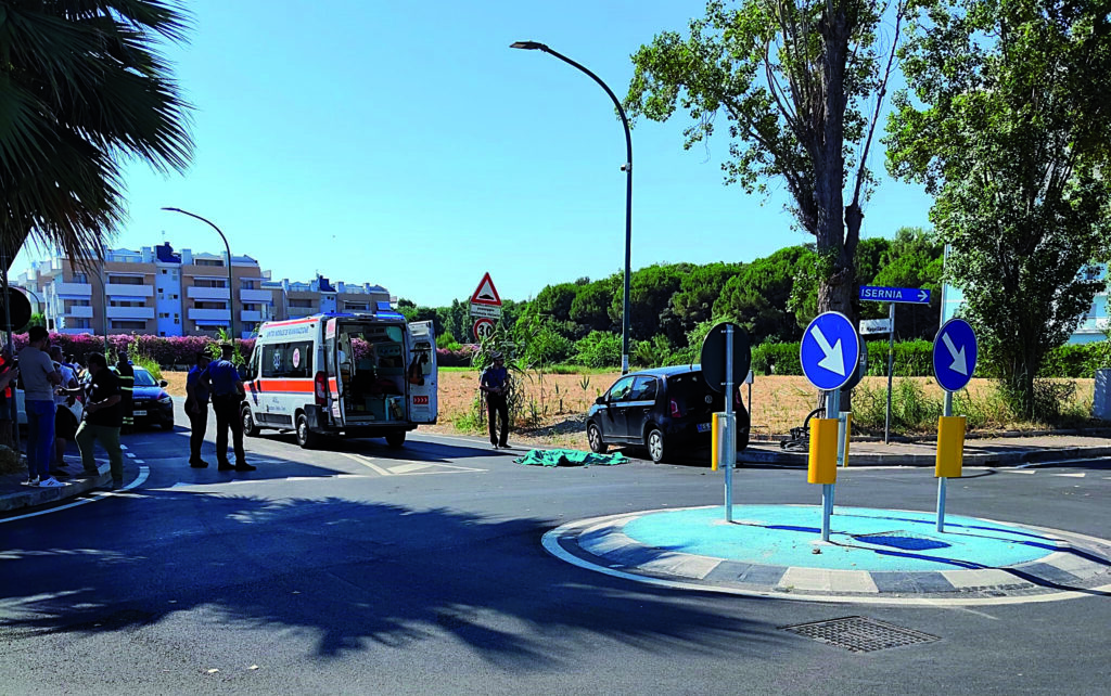 Travolto da un’auto mentre è in bici, muore operaio di 41 anni