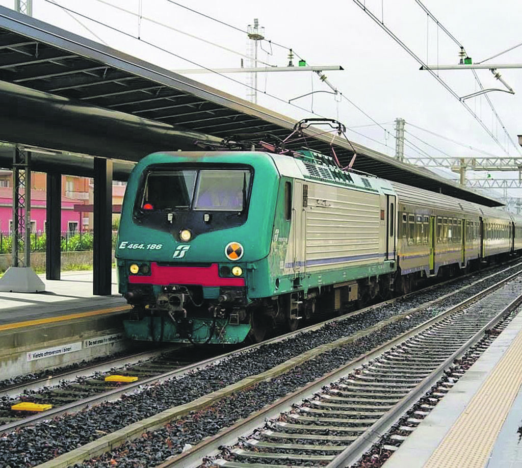 Paura a bordo del treno per Roma, controllore aggredito da un viaggiatore