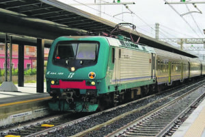 Paura a bordo del treno per Roma, controllore aggredito da un viaggiatore
