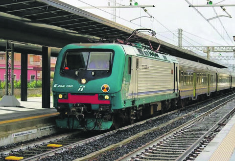 Paura a bordo del treno per Roma, controllore aggredito da un viaggiatore