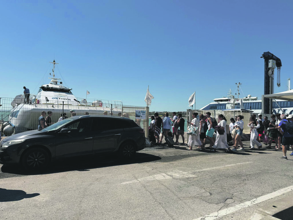 Disagi sulla rotta Termoli-Tremiti, Santa Lucia in avaria