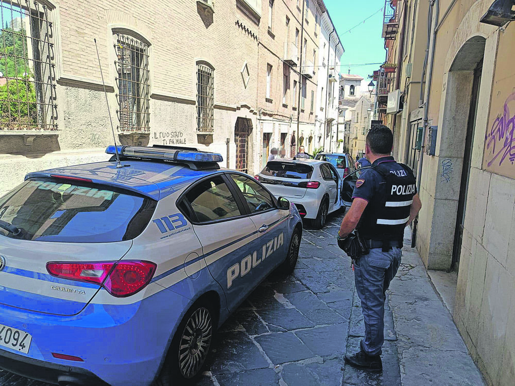 Spaccio di crack a pochi metri dal summit, Mobile in azione: fermati 4 stranieri