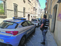 Spaccio di crack a pochi metri dal summit, Mobile in azione: fermati 4 stranieri