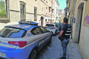 Spaccio di crack a pochi metri dal summit, Mobile in azione: fermati 4 stranieri