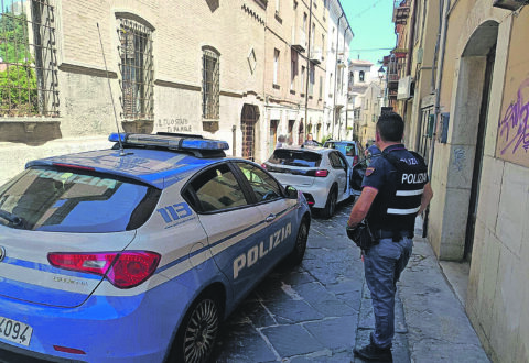 Spaccio di crack a pochi metri dal summit, Mobile in azione: fermati 4 stranieri