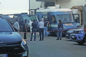 Blitz nella casa della ricina, sopralluogo fiume a caccia della sostanza killer