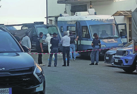 Blitz nella casa della ricina, sopralluogo fiume a caccia della sostanza killer