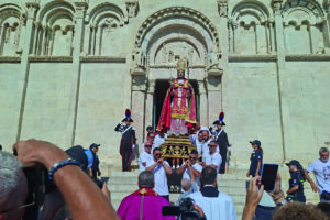 San Basso torna in mare accompagnato da un’imponente regata di fedeli