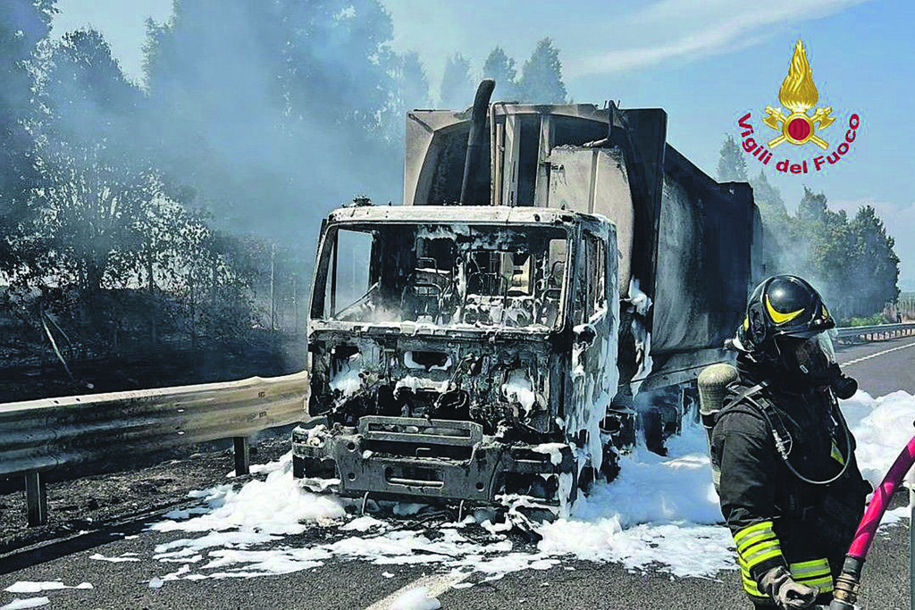 Camion in fiamme sull’A14: code fino a 9 chilometri