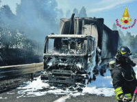 Camion in fiamme sull’A14: code fino a 9 chilometri