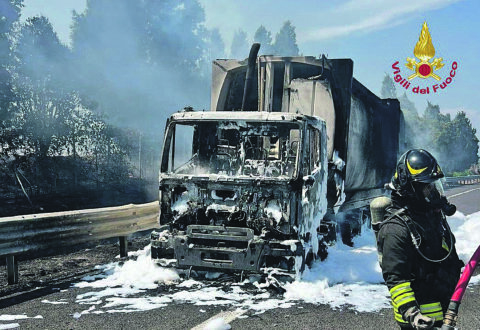 Camion in fiamme sull’A14: code fino a 9 chilometri