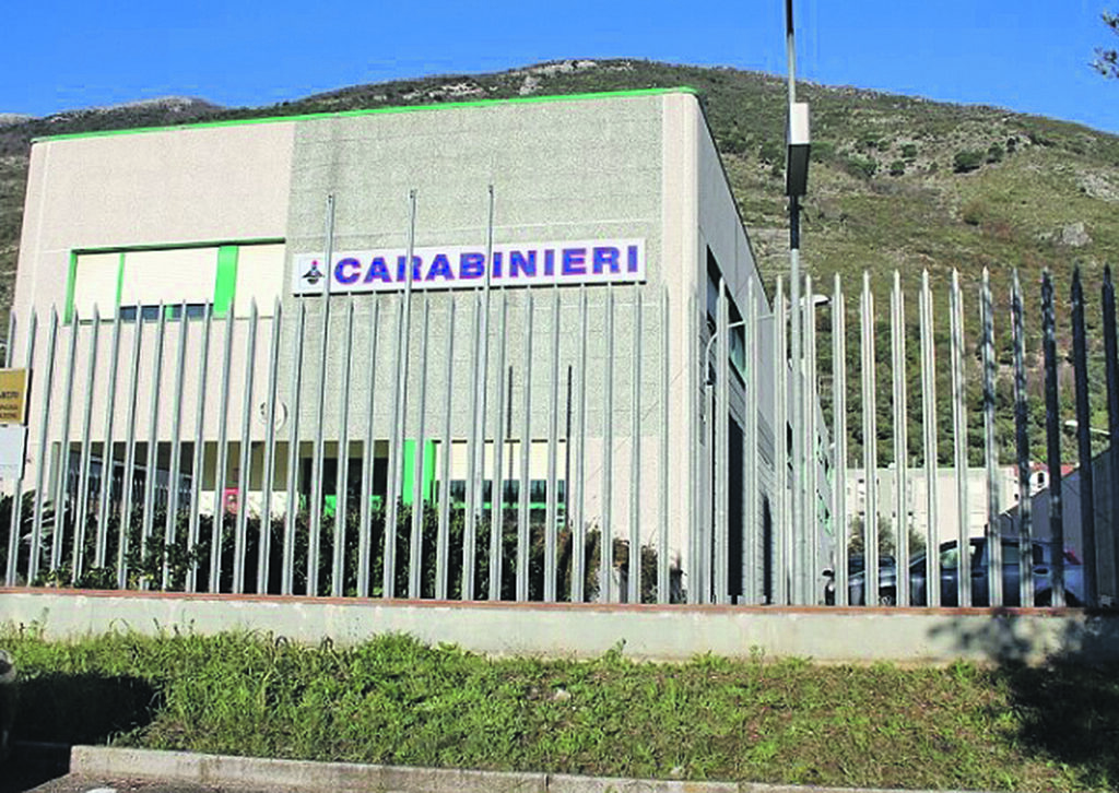 Si fingono carabinieri ma a beccarli è un vero militare