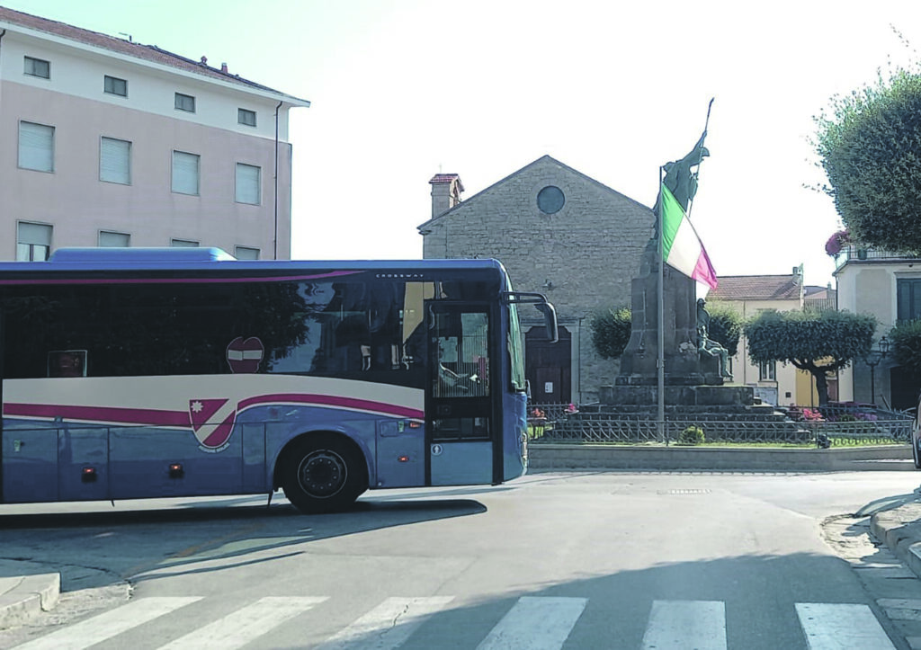 Strade pericolose e senza segnaletica, pendolari a rischio