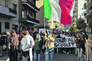 Carovita, la piazza dei ragazzi: «La dignità non è un lusso»