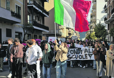 Carovita, la piazza dei ragazzi: «La dignità non è un lusso»
