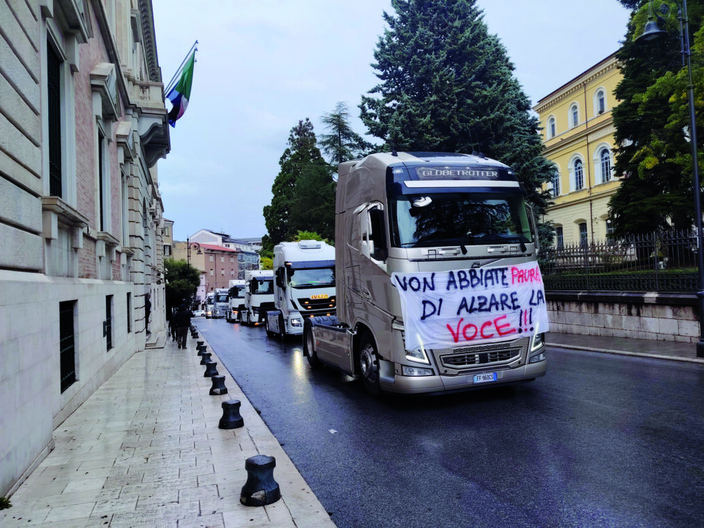 «Abbiate il coraggio di alzare la voce», mezzi pesanti e trattori ancora in corteo