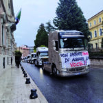 «Abbiate il coraggio di alzare la voce», mezzi pesanti e trattori ancora in corteo
