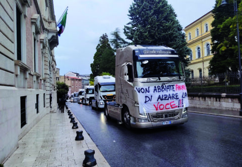 «Abbiate il coraggio di alzare la voce», mezzi pesanti e trattori ancora in corteo