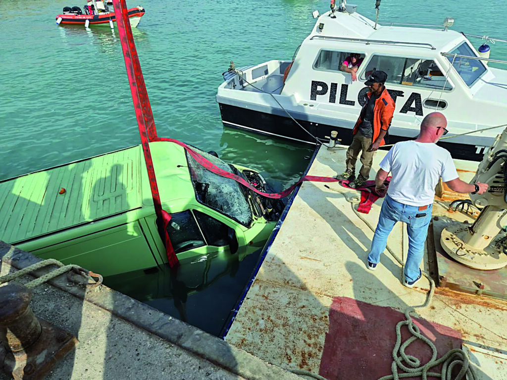 Col furgone cade in mare al porto, muore Antonio Caserta: recuperato dai vigili del fuoco