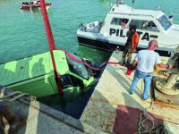 Col furgone cade in mare al porto, muore Antonio Caserta: recuperato dai vigili del fuoco
