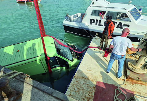 Col furgone cade in mare al porto, muore Antonio Caserta: recuperato dai vigili del fuoco