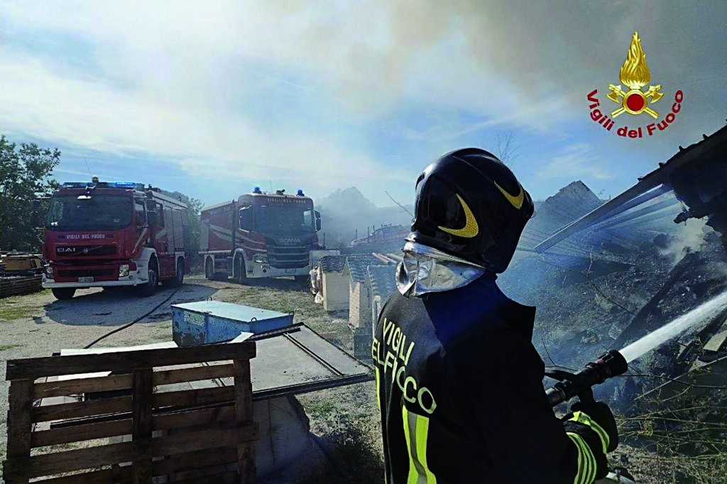 Cercemaggiore, in fiamme una legnaia: 115 evita il peggio