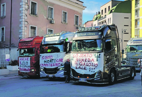 Caro gasolio, Tir e trattori in strada: ormai siamo morti che camminano