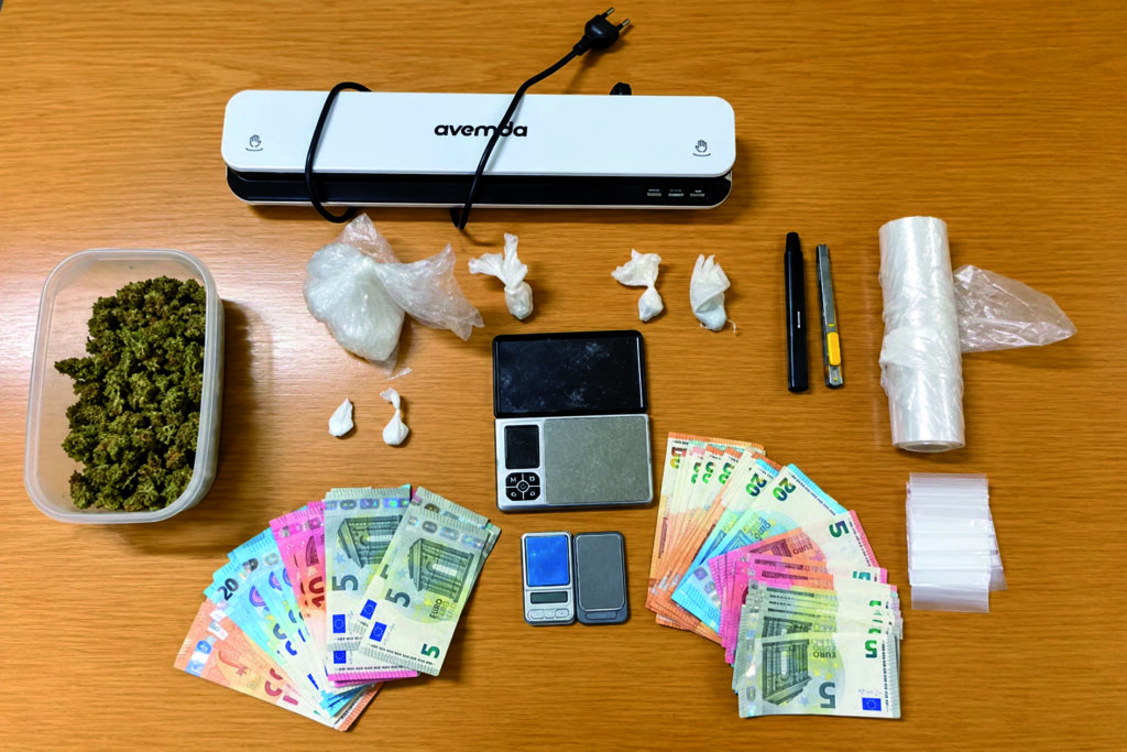 Fuga in moto e droga gettata in strada: il giudice convalida gli arresti