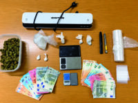 Fuga in moto e droga gettata in strada: il giudice convalida gli arresti