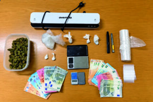 Fuga in moto e droga gettata in strada: il giudice convalida gli arresti