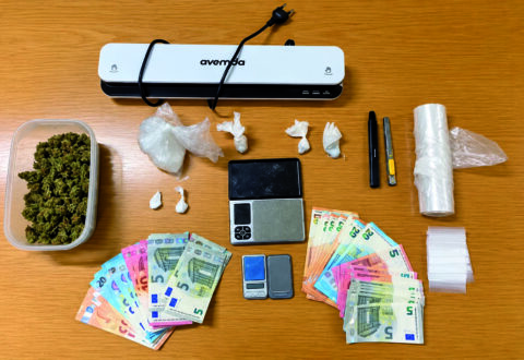 Fuga in moto e droga gettata in strada: il giudice convalida gli arresti